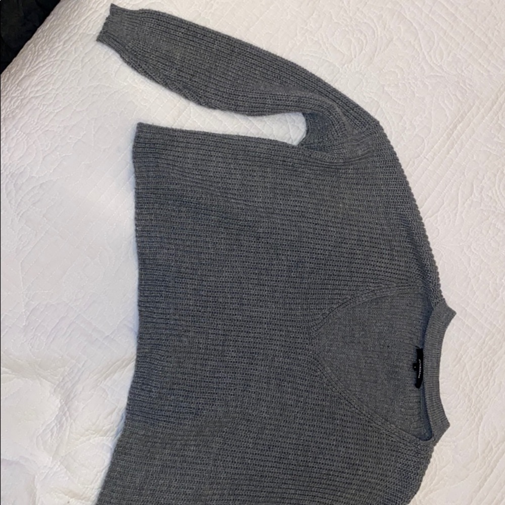 SUPER CUTE cropped V neck grey sweater